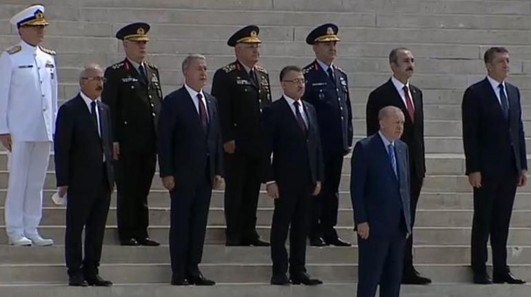 Son dakika: Cumhurbaşkanı Erdoğan ve YAŞ üyelerinden Anıtkabire ziyaret
