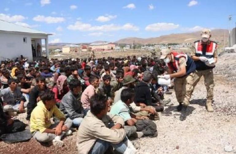 Vanda TIRın dorsesinde 300 kaçak göçmen yakalandı
