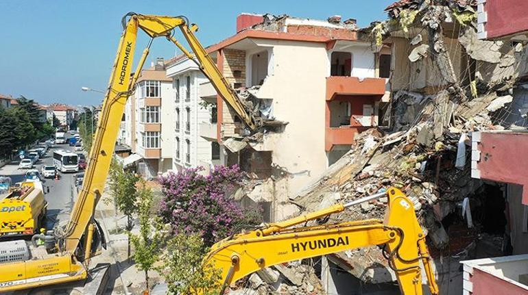 Büyükçekmecede deprem riski taşıyan 3 blok yıkılmaya başlandı