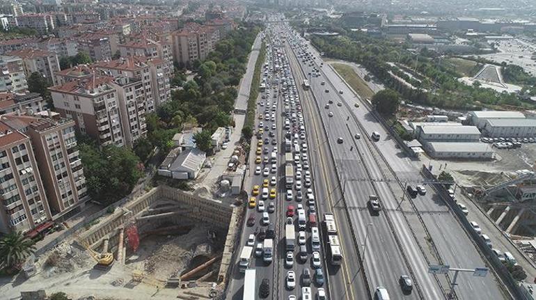 Son dakika... Metrobüs yolunda kaza Uzun araç kuyrukları oluştu