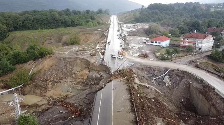 Son dakika haberi: Bartında köprü çöktü, Sinopta vatandaşlar çatılara çıkıp yardım istedi