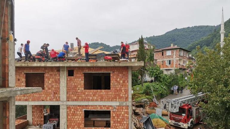 Trabzonda binanın çatısı çöktü 2 işçi enkaz altında kaldı