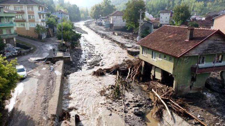 Bartında selde kaybolan yaşlı kadını arama çalışmaları sürüyor