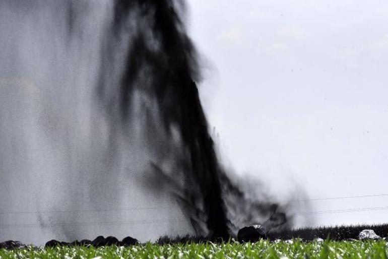 Şanlıurfada boru hattı delindi; ham petrol metrelerce fışkırdı