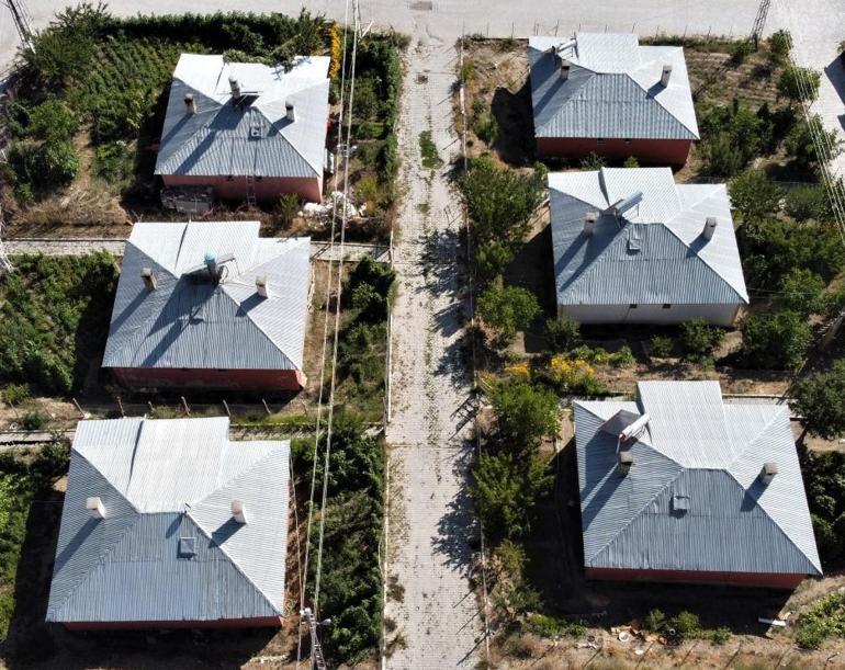 Vanda kerpiç evleri yıkılan depremzedeler TOKİnin yaptırdığı evlerde yaşıyor
