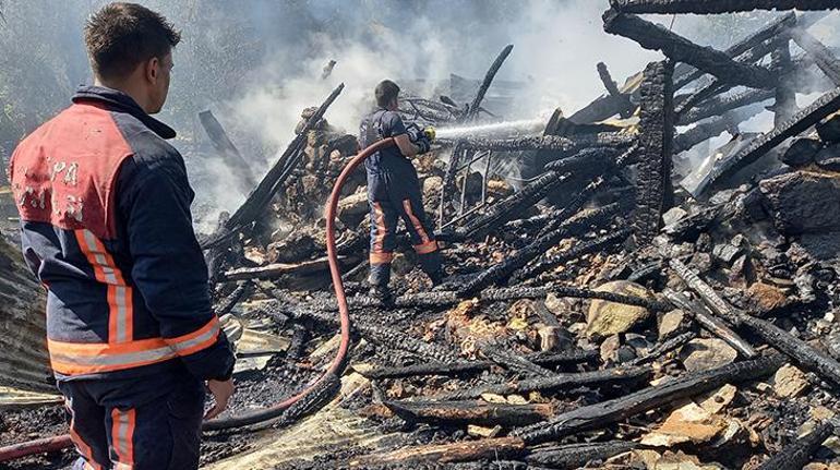 Ankarada iki ahşap ev ve bir tahıl ambarı yandı