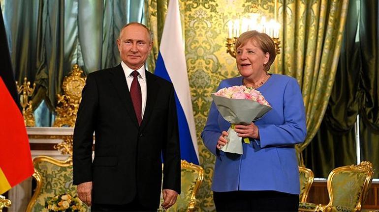 Merkel ve Putin görüşmesinde dikkat çeken çiçek detayı