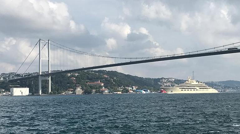 Güzel kız İstanbul Boğazından geçti