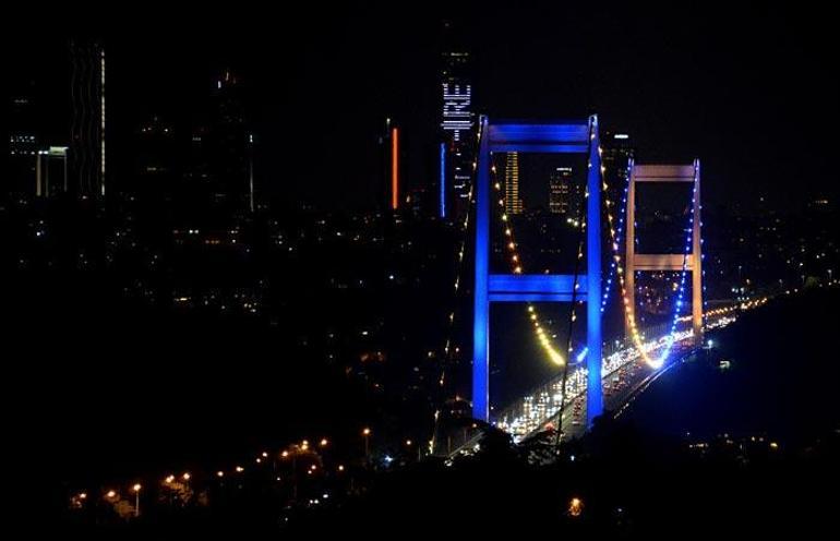 İstanbulun köprüleri bu renklerle aydınlatıldı İşte nedeni...