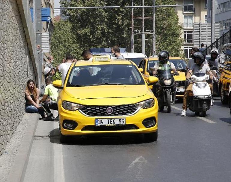 Taksimde ilginç anlar Bindiği taksiyi yumrukladı, erkek arkadaşı olay yerinden kaçtı