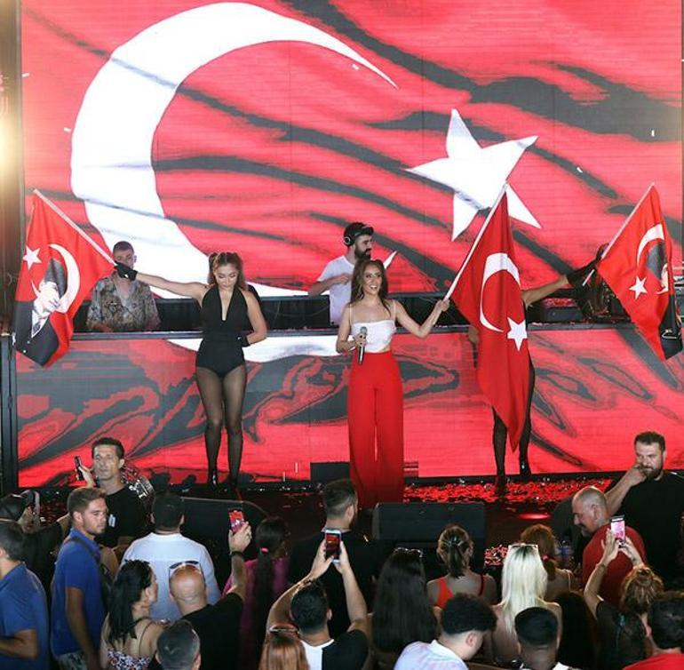 Hande Ünsaldan Türk bayraklı kutlama