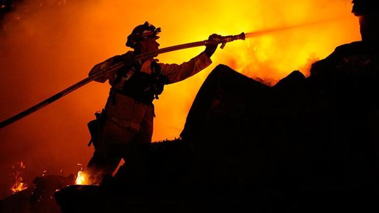 Californiadaki yangın 756 kilometre alanı yok etti