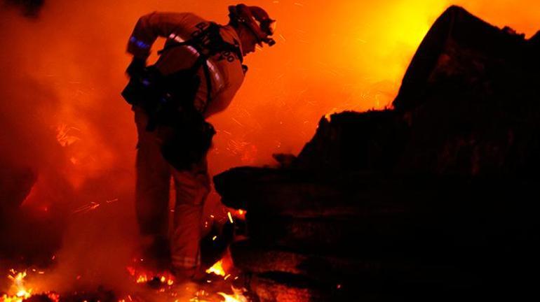 Californiadaki yangın 756 kilometre alanı yok etti