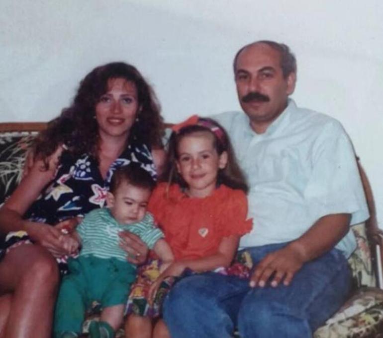 Sinem Kobaldan çimlerin üzerinde sahil pozu