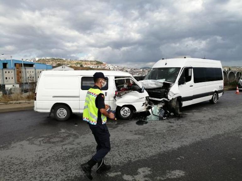 Servis aracı okul önünde bekleyen öğrenci ve velilere çarptı: Yaralılar var