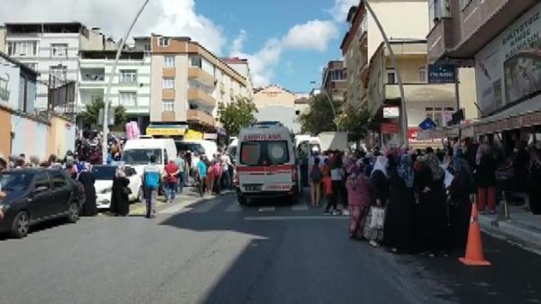 Servis aracı okul önünde bekleyen öğrenci ve velilere çarptı: Yaralılar var