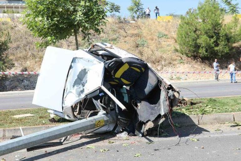 Direğe çarpan araç ortadan ikiye bölündü Feci ölüm