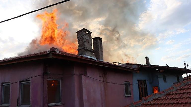 Manisada korkutan yangın 2 tarihi ev küle döndü