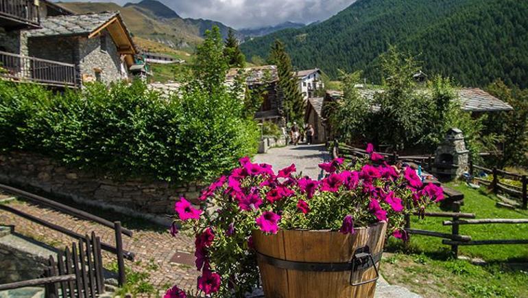 Alplerin arabasız köyü Chamois
