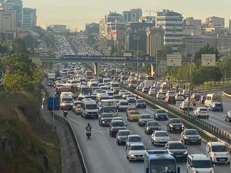İstanbulda haftanın ilk gününde trafik yoğunluğu oluştu