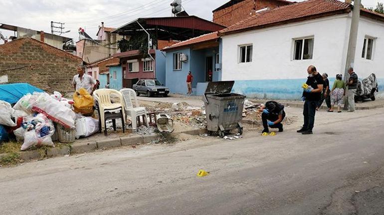 Manisada silahlı kavga: 3ü yoldan geçen 4 yaralı