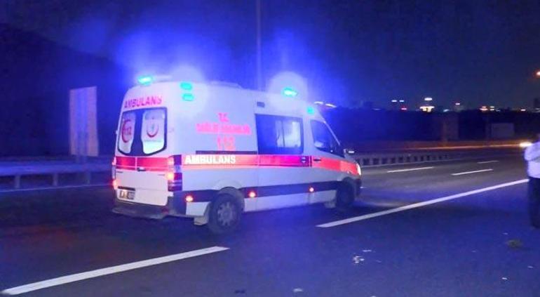 Kaza yapan sürücüye yardım için gelenlere otomobil çarptı