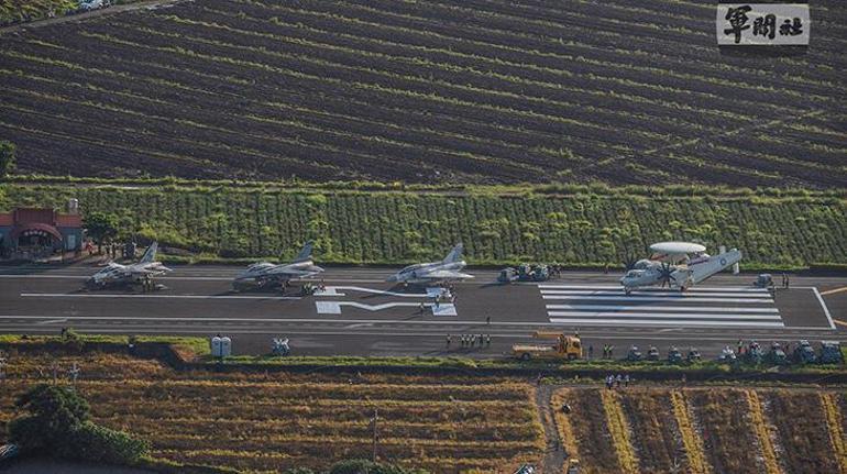 Tayvanda savaş uçakları 24 metre genişliğindeki otoyola indi