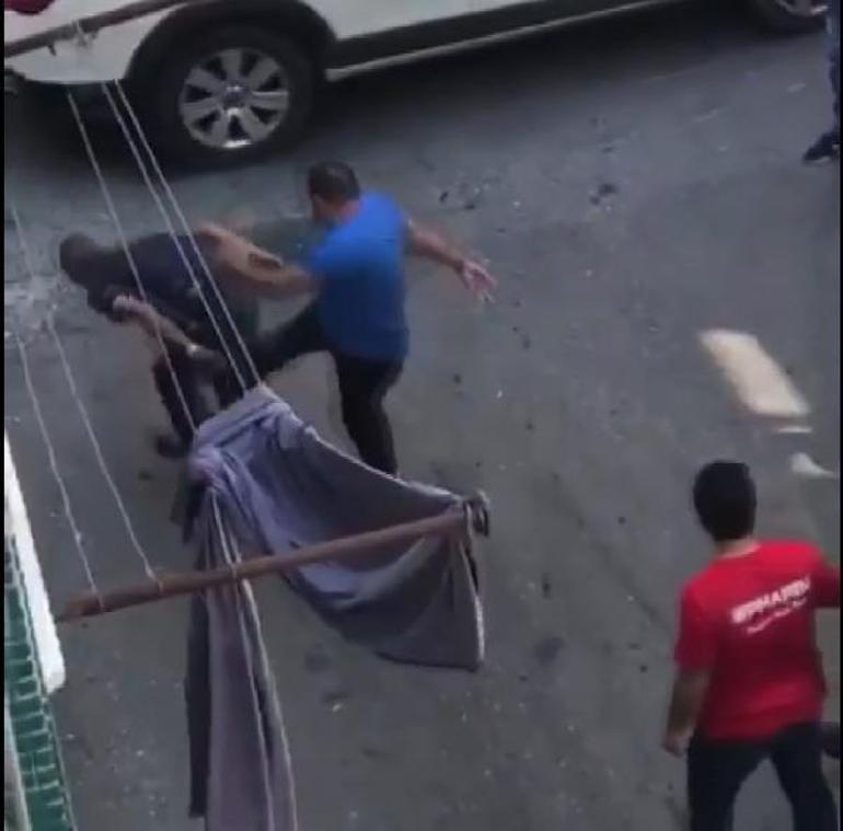 İş yerinden para çalan hırsızı yakalayıp dövdü; parasını geri aldı