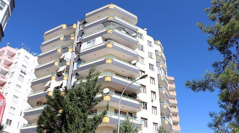 Ayağı kayınca balkon kapısına çarptı, camın boğazına saplanmasıyla öldü