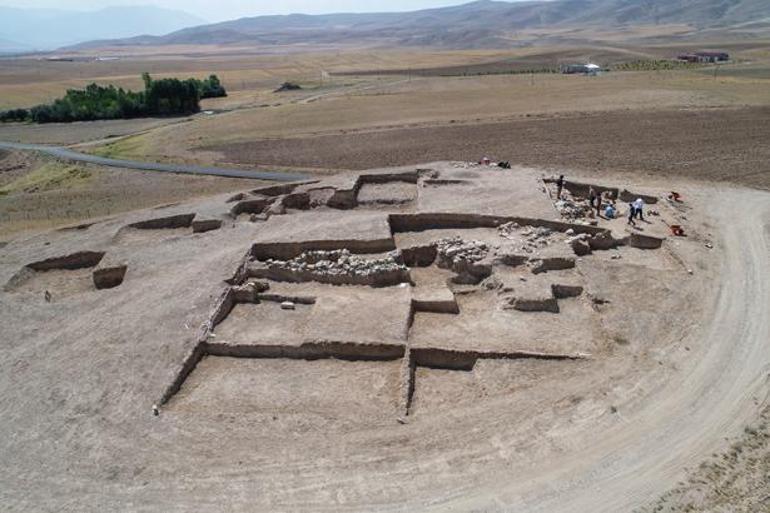 Çavuştepe Kalesinde yeni mezar tipi bulundu Böylesi ilk kez görüldü