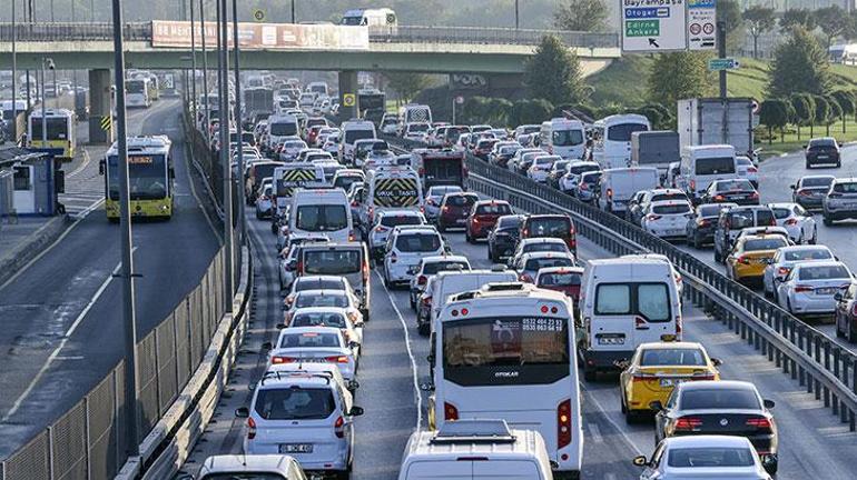 İstanbulda haftanın ilk iş gününde trafik yoğunluğu yaşanıyor