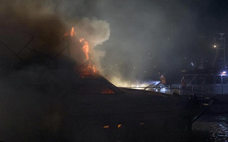 İstanbulda tekne yangını Herkesin gözü önünde böyle battı
