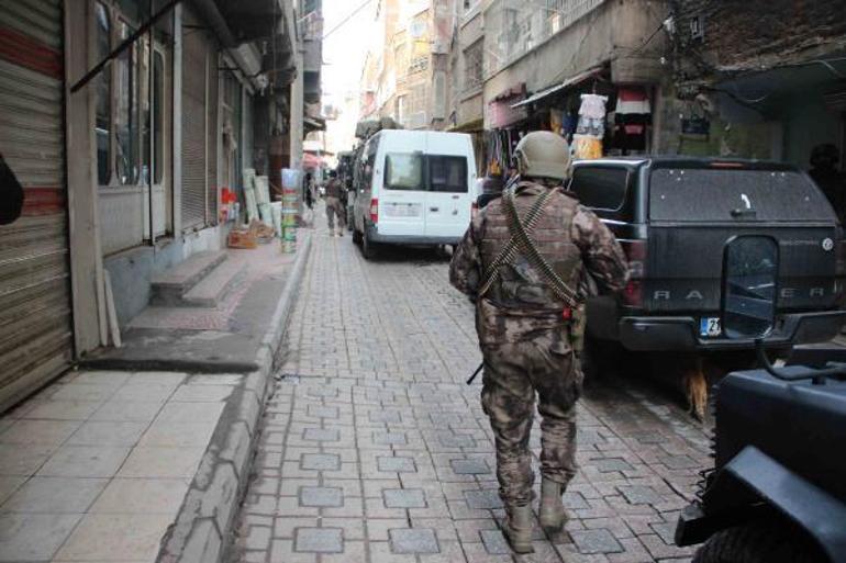 Son dakika Diyarbakırda PKKnın bombacısı yakalandı