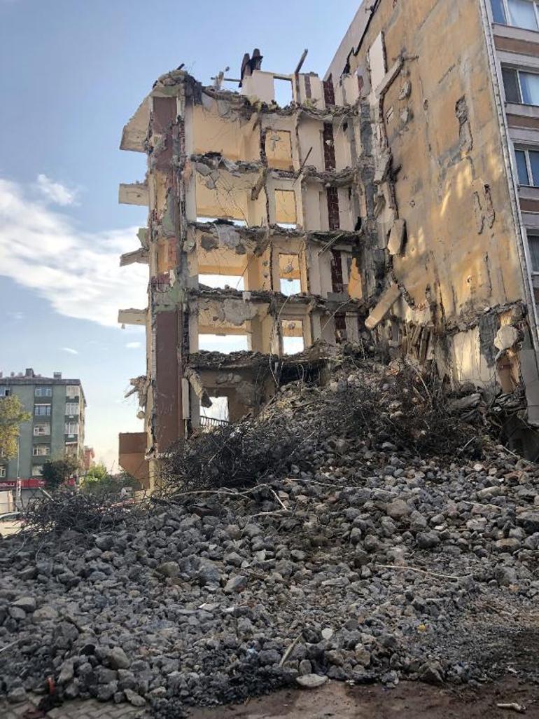Avcılarda gece yarısına sarkan yıkım trafiği kilitledi