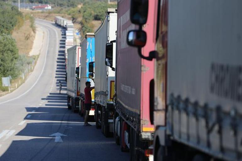 Hamzabeyli Sınır Kapısında TIR kuyruğu 20 kilometreyi buldu