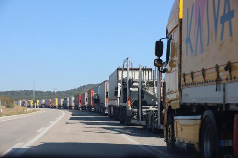 Hamzabeyli Sınır Kapısında TIR kuyruğu 20 kilometreyi buldu