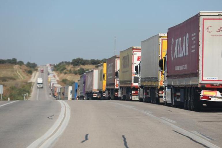 Hamzabeyli Sınır Kapısında TIR kuyruğu 20 kilometreyi buldu