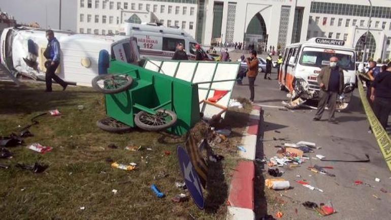 Yolcu minibüsüyle çarpışan ambulans devrildi: 10 yaralı