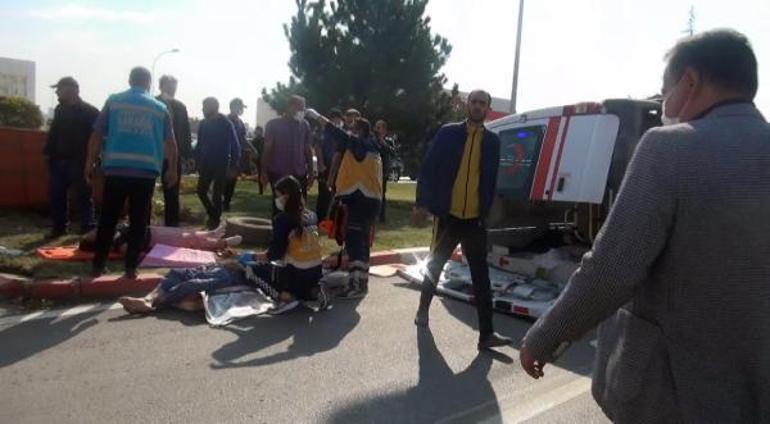 Yolcu minibüsüyle çarpışan ambulans devrildi: 10 yaralı