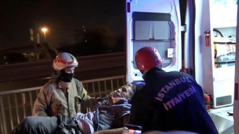 İstanbulda İETT otobüsü yön tabelasına ve bariyerlere çarptı