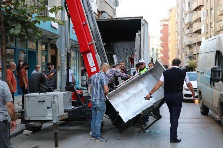 Yük asansörünün sepeti, belediye otobüsüne çarptı: 1 yaralı