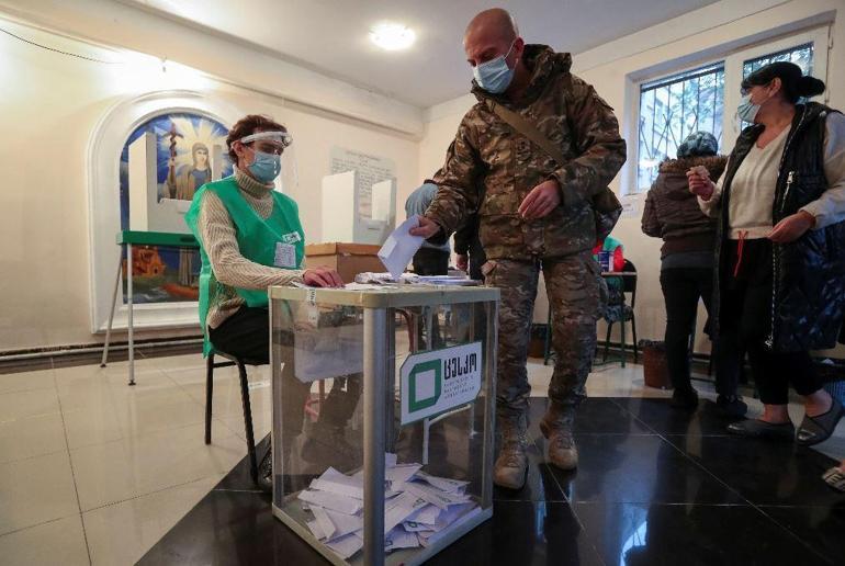 Son dakika haberleri: Gürcistanda seçim günü Döner dönmez tutuklandı...
