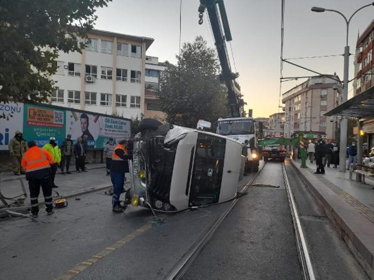 İstanbulda servis minibüsü tramvay yoluna devrildi