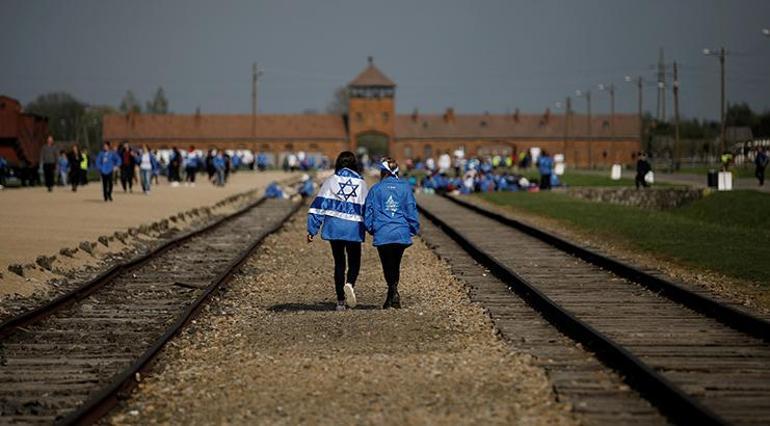 Auschwitz toplama kampına Yahudi karşıtı yazılar asıldı