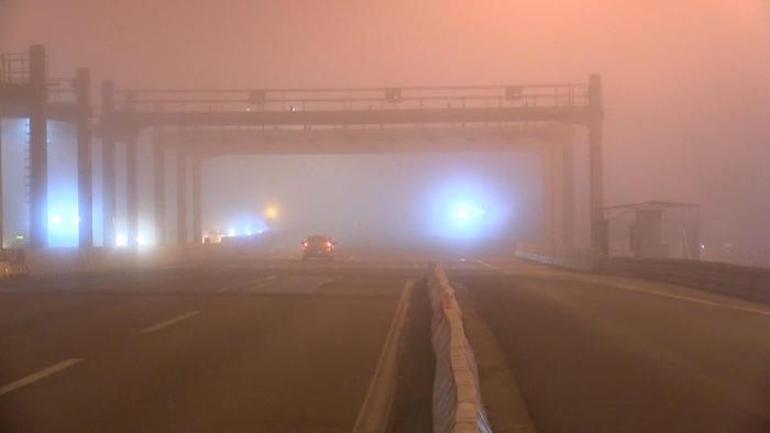 İstanbulda gece saatlerinde sis etkili oldu