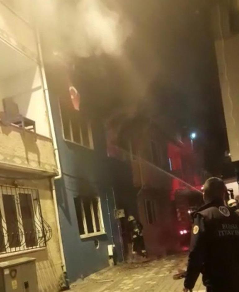 Yangına müdahale eden itfaiye Türk bayrağını alevlerin arasından aldı