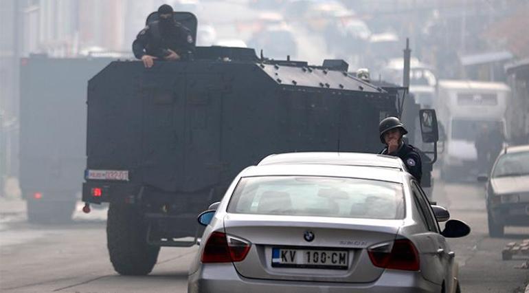 Kosovada polis operasyonu Mitroviçayı karıştırdı