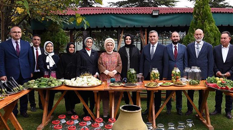 Emine Erdoğan, Çubukta kadınlarla turşu kurdu