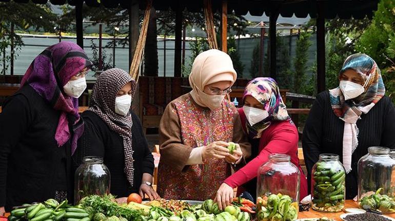 Emine Erdoğan, Çubukta kadınlarla turşu kurdu