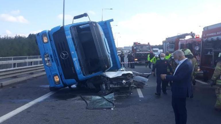 Son dakika İstanbulda feci kaza Kamyon, otomobilin üstüne devrildi